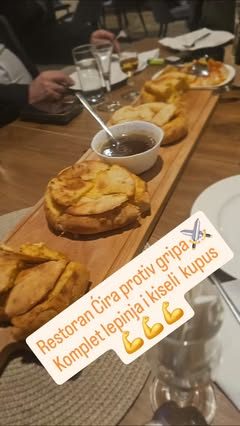 Komplet lepinja u Restoranu Ćira, Užice