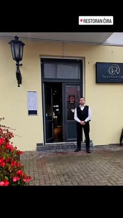 Ulaz u Restoran Ćira u Užicu sa konobarom ispred restorana